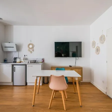 Appartement Le Jungle: Grand Renove, Climatise, Proche De La Gare Bordeaux